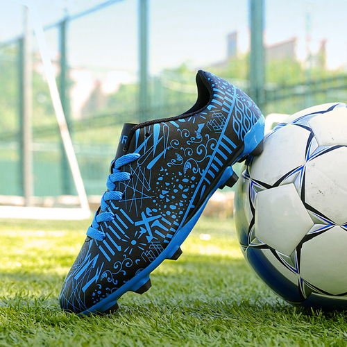 New-style soccer shoes for adults, men, women, and kids—ideal for training, featuring long rubber studs, low-cut design, available wholesale.