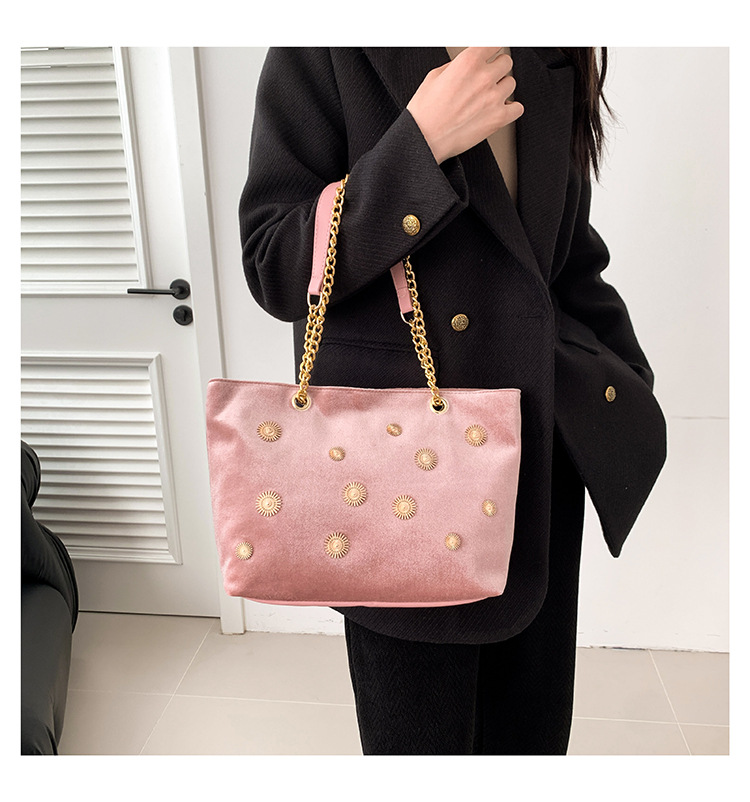 High-end and personalized hardware single-shoulder bag for women, new autumn 2024 collection, velvet chain handbag, stylish tote bag undefined