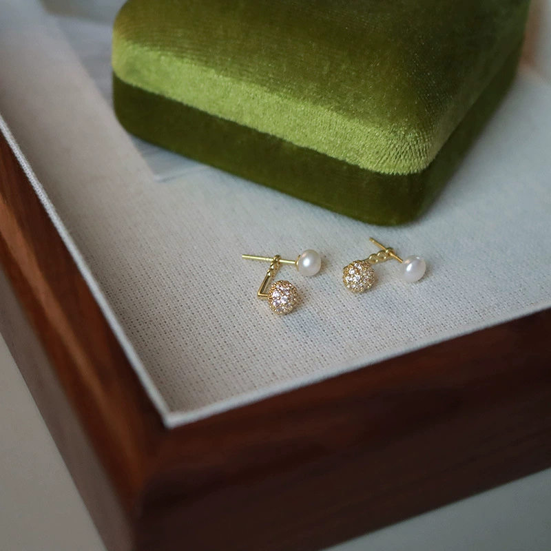 Sophisticated summer small design earrings from pearl, light luxury style, simple and elegant design