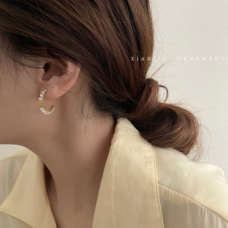 Korean Retro C-shaped Pearl Camellia Ear Hoop display picture 5