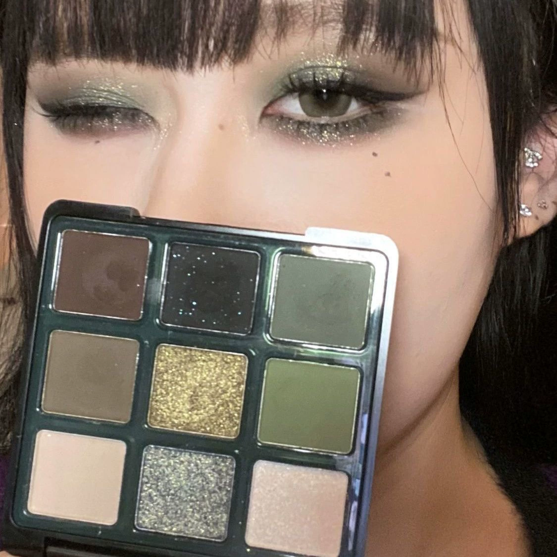 Eyeshadow palette 9-color cat eye, green matte and shimmer shades, compact mirror case