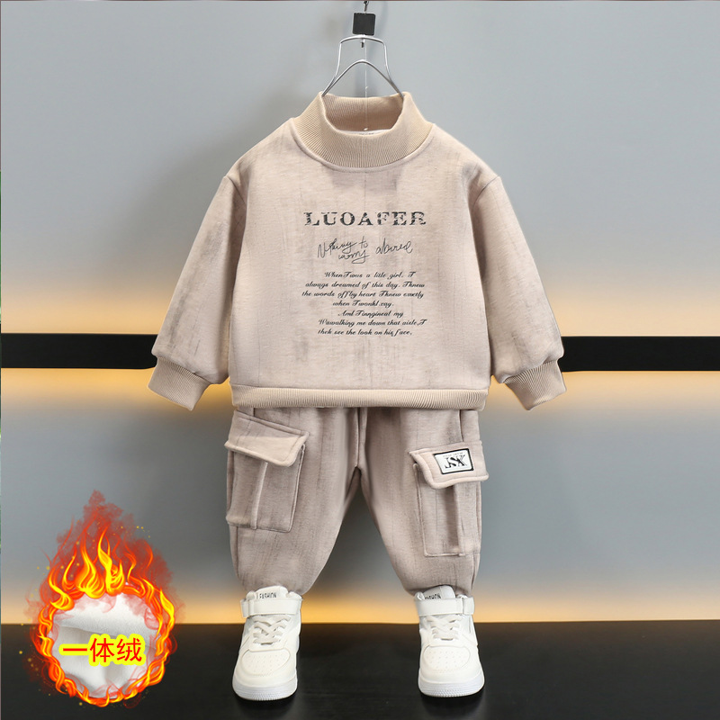 6748 Traje de niño Otoño 2025 Nuevo estilo Red de Internet Estilo occidental para niños más suéter de terciopelo Otoño e invierno Un traje de dos piezas de terciopelo