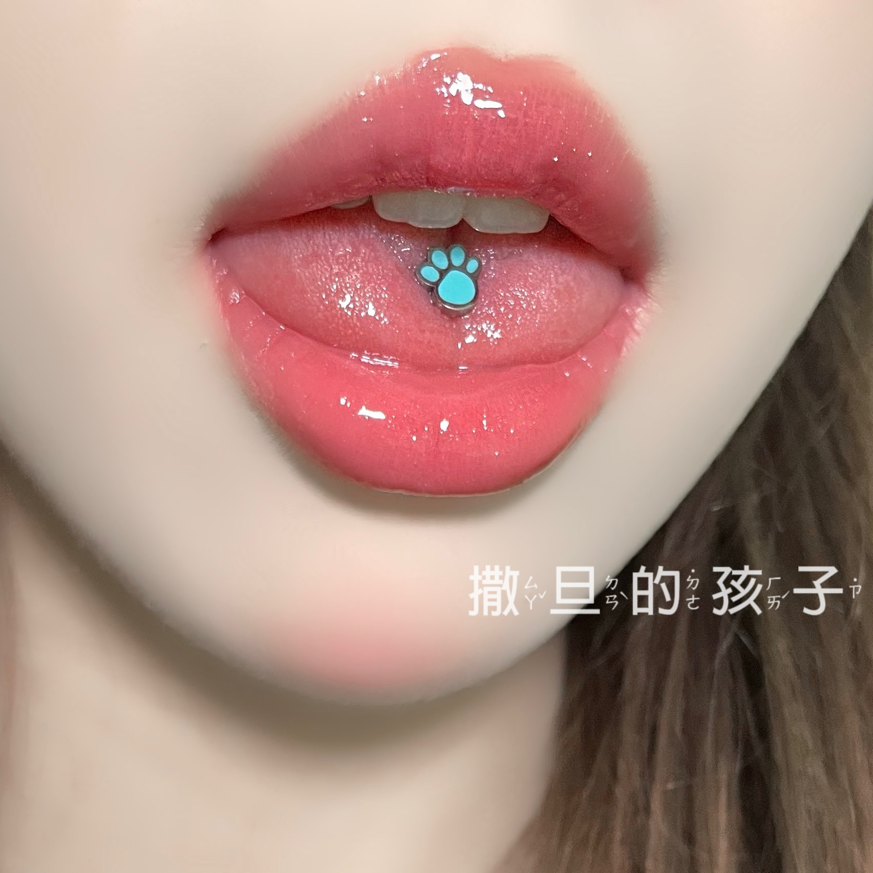 Silver pointed spike labret stud material detail