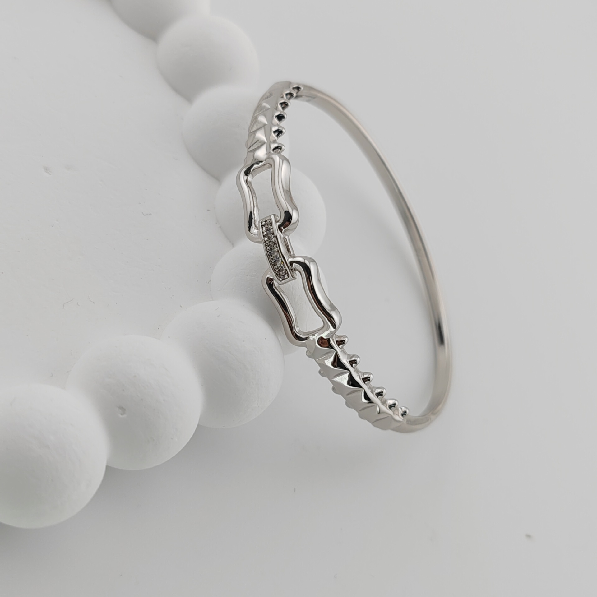 Xuping Europa y los Estados Unidos comercio exterior transfronterizo temperamento de moda personalidad simple pulsera de aleación de cobre elegante joyería de lujo ligera al por mayor mujeres