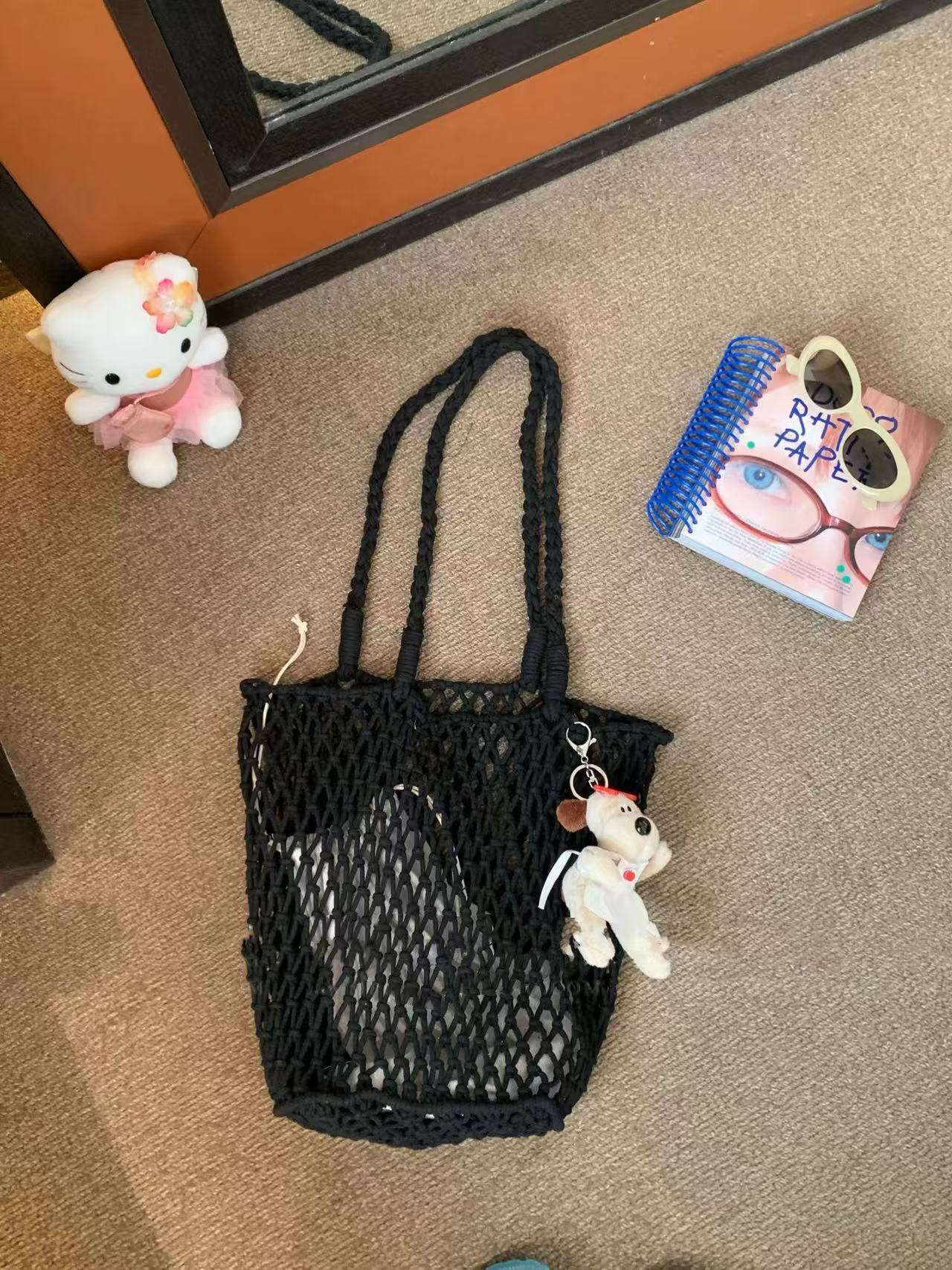 블랙 컬렉션에는 조임끈 내부 가방이 함께 제공됩니다.