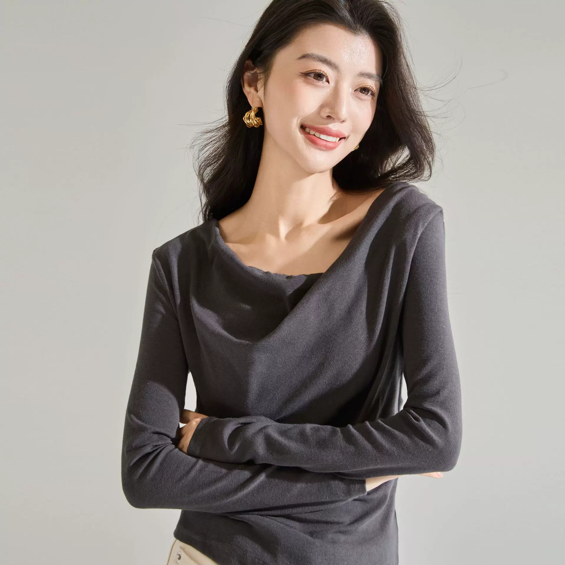 26春夏新款v领长袖t恤正肩修身不规则抽褶上衣打底衫女内搭22775