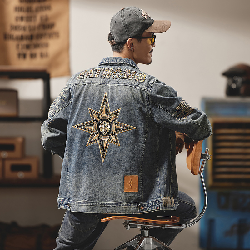 Herr jeansjacka i lyxig bikerstil med broderier_voghion.com