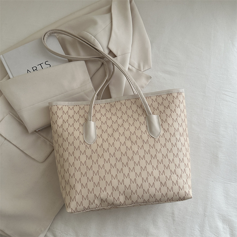 Bolso de mano de gran capacidad de mujer 2025 primavera y verano nuevo nicho de diseño universal en la bolsa de hombro de viaje