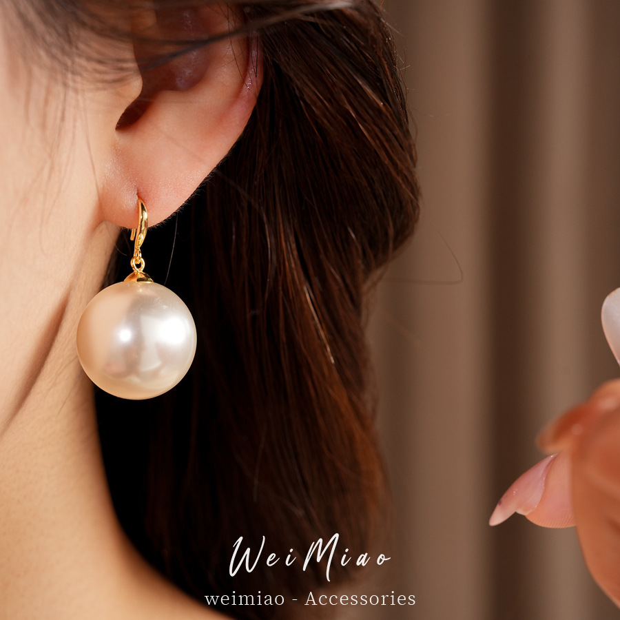 18k oro real perlas galvanizadas moda simple temperamento amplio pendientes ligero lujo alta sensación de pendientes al por mayor mujeres