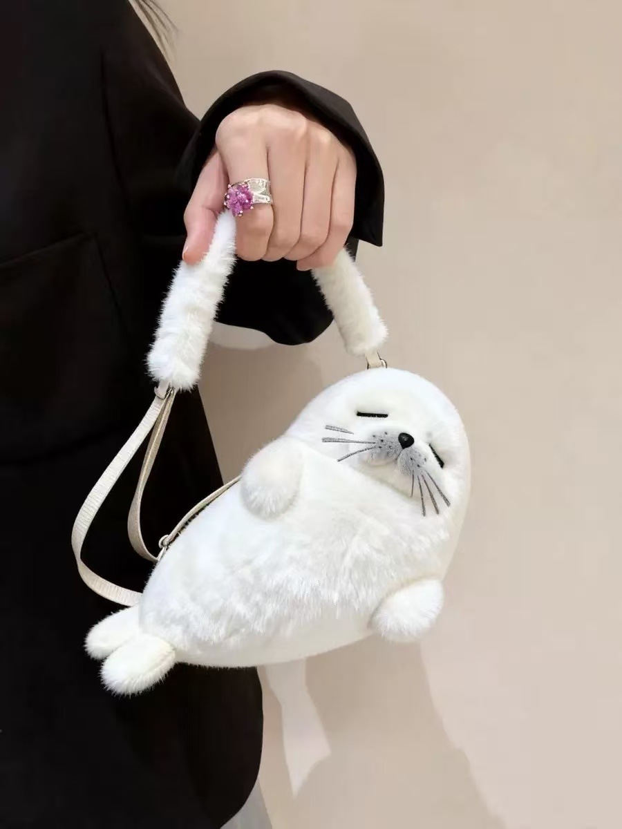 Venta al por mayor de fábrica bolsa de felpa juguete bolsa de mensajero Kulomi peluche de oso de fresa bolso japonés Sanrio