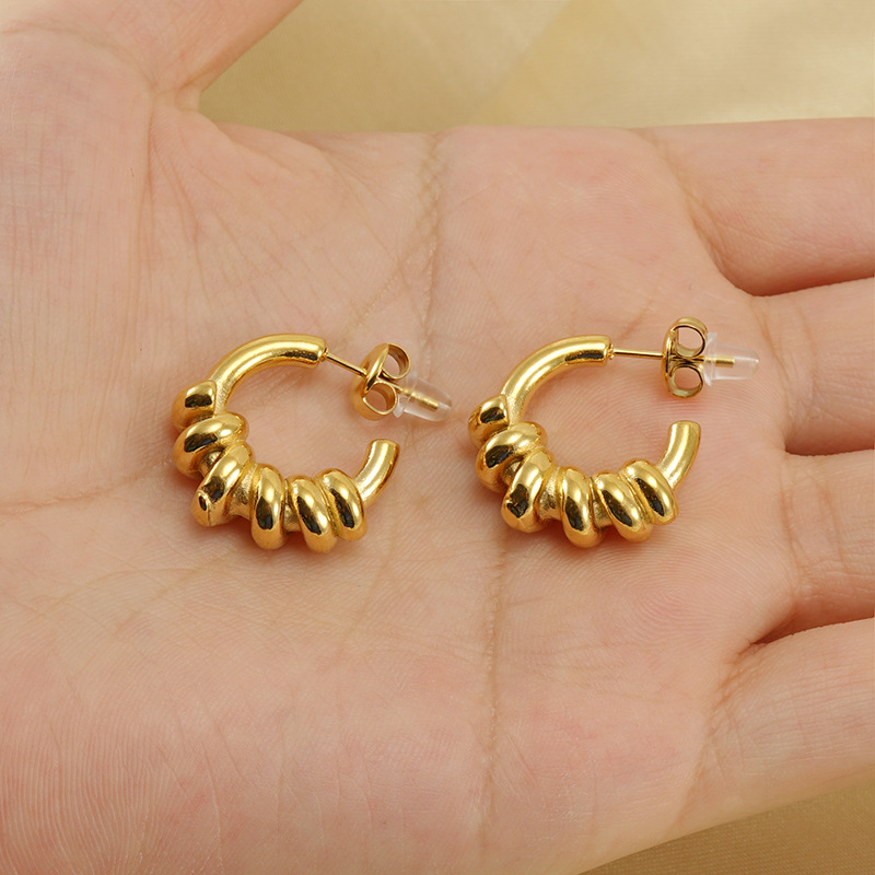 Estilo europeo y americano transfronterizo espiral de acero inoxidable pendientes redondos hembra 18K oro acero color moda titanio acero ins estilo pendientes al por mayor