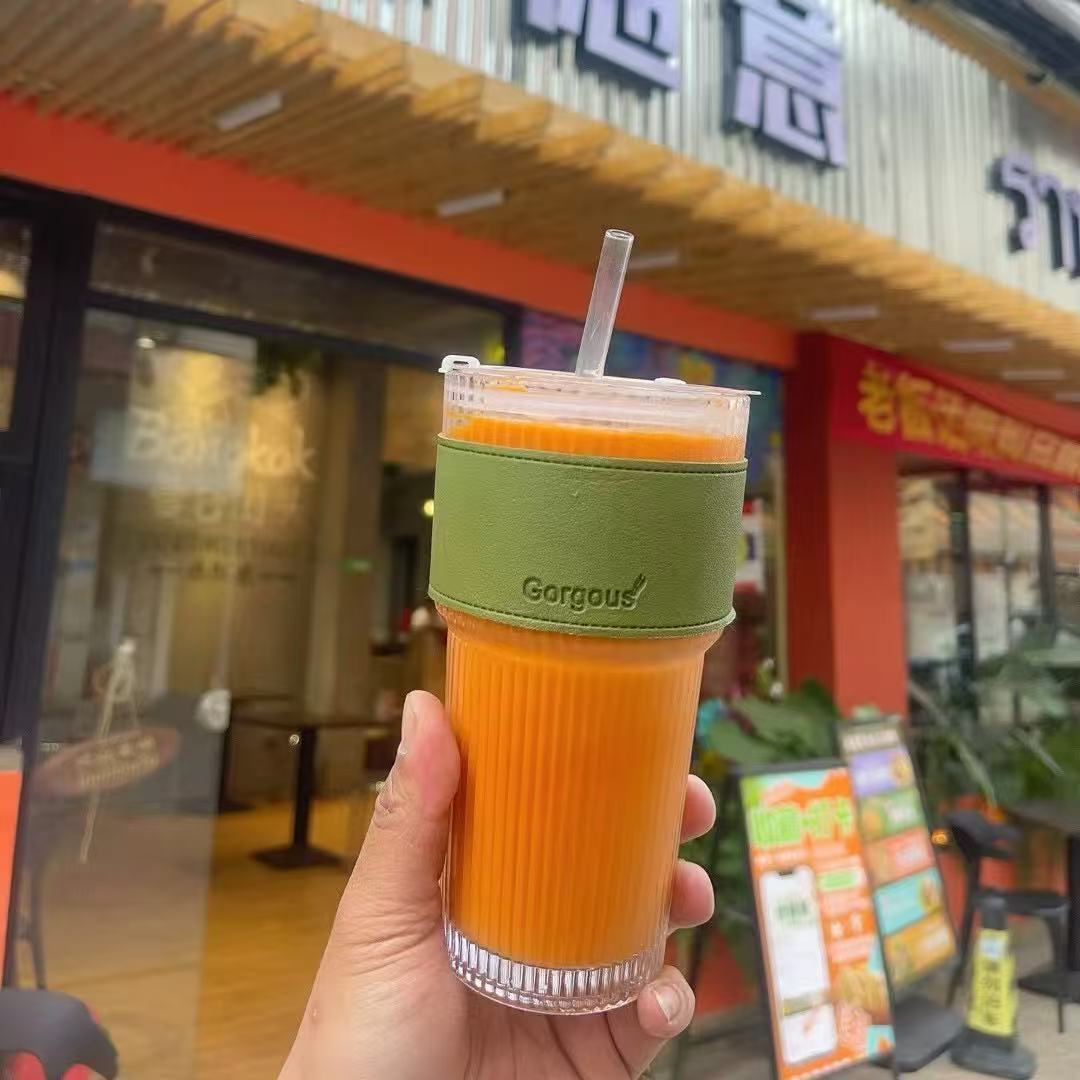 뚜껑 + 빨대 + 연두색 컵 슬리브 포함