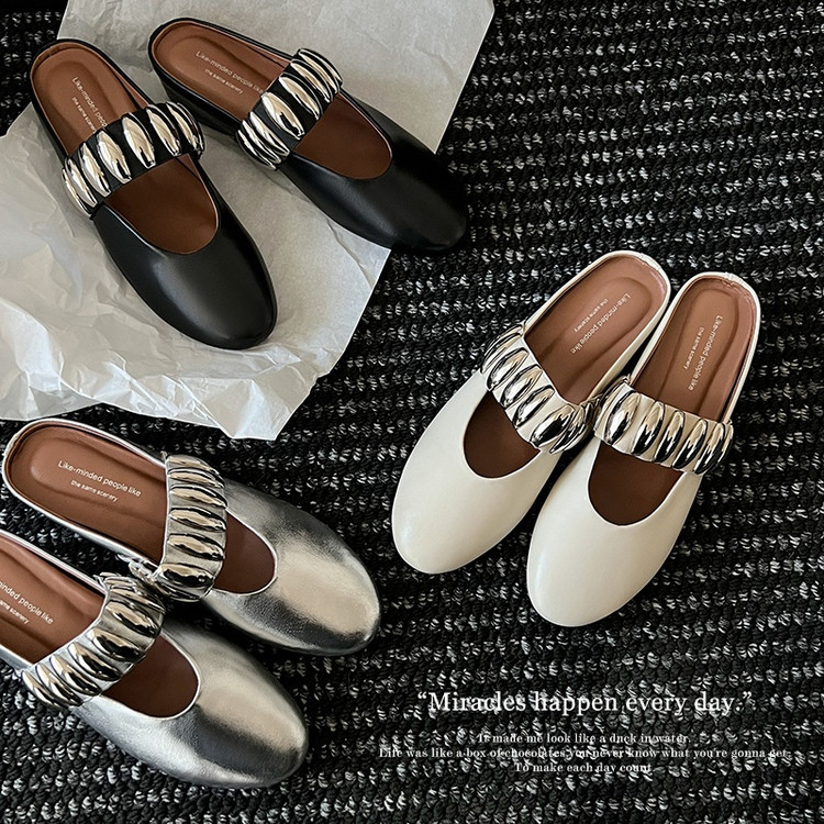 Exclusive fashionable sandals