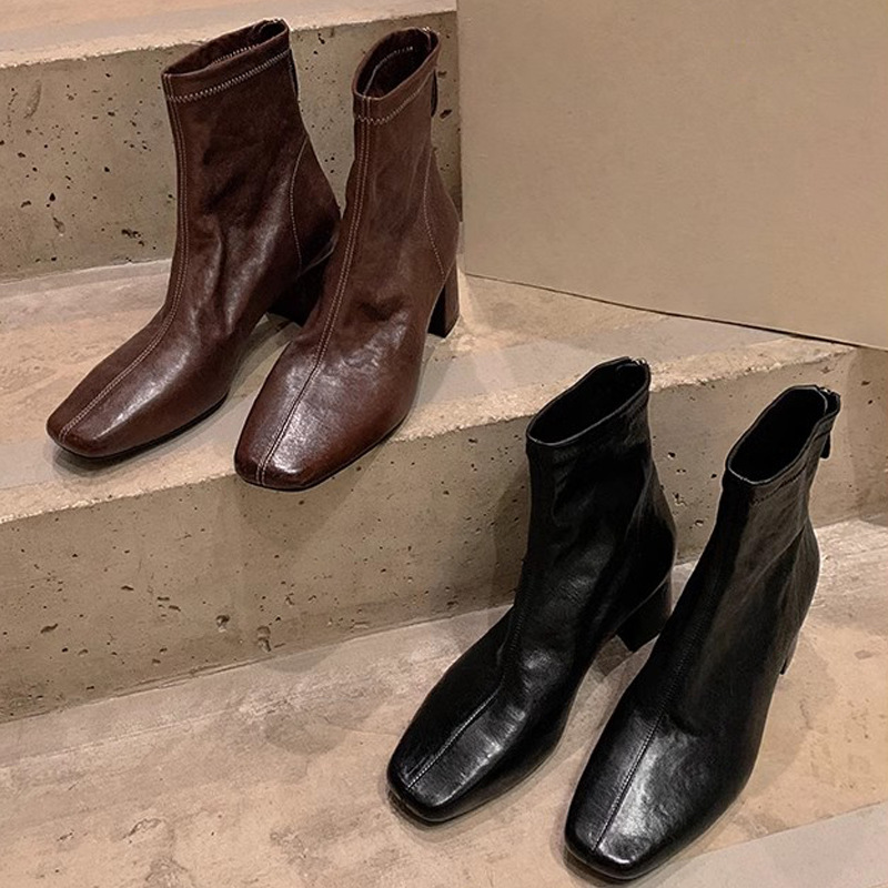Nuevas botas cortas de otoño e invierno para mujer, estilo francés, con punta cuadrada pequeña, de cuero de caballo texturizado y desgastado, con tacón grueso, versátiles y que estilizan la figura.