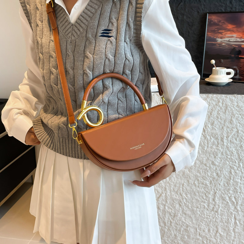 Comercio exterior transfronterizo retro diseño semicircular bolsa de silla de montar para mujeres 2025 nueva moda versátil bolsa de hombro portátil