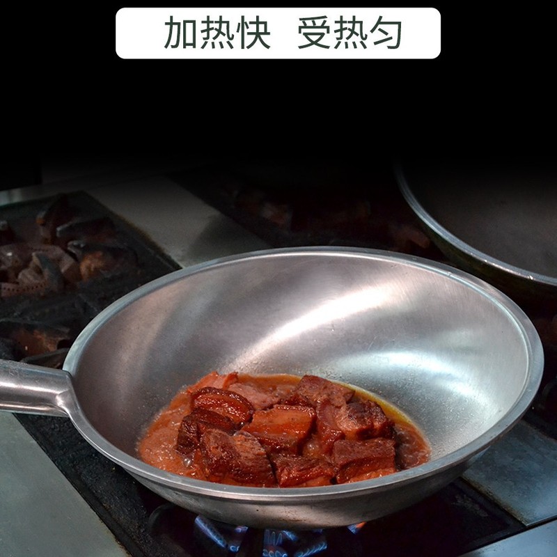 アルミ鍋は商用の大馬スプーンを厚くして、鍋の底にくっつかないで、野菜の鍋のネギを炒めます。|undefined