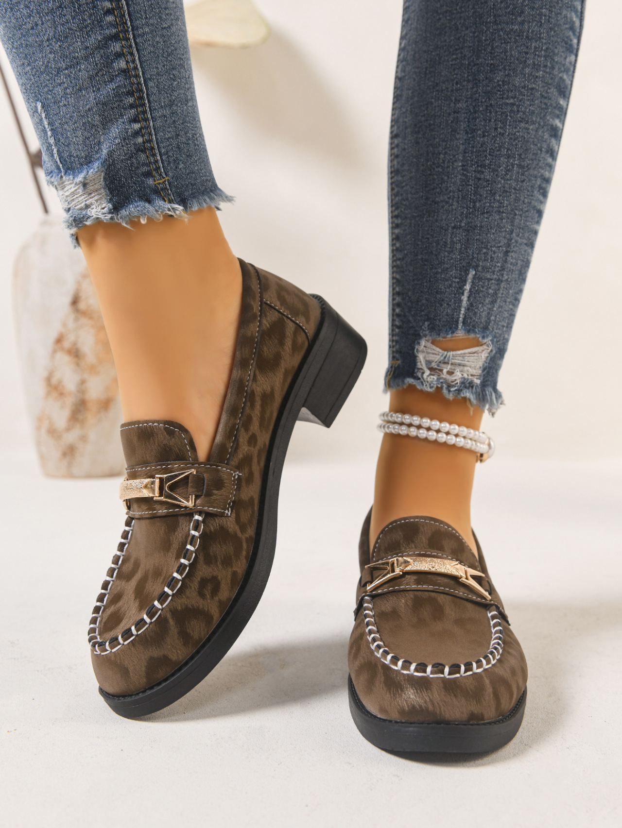Dames loafers met metalen ketting en luipaardprint_voghion.com