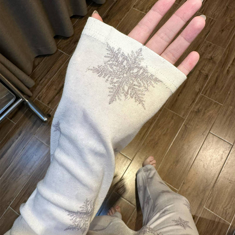 French High-End Christmas Snowflake Velvet Pajamas for Women, Autumn and Winter Thickeneded Warm Home Clothes Set That Can Be Worn Outside