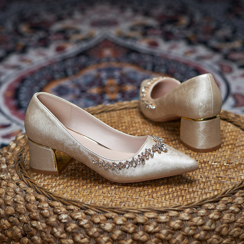 2025 New Pointed Toe Chunky High Heels Large Size Plus Size Widened Wedding Banquet Bride Shoes Single Shoes Mom Shoes