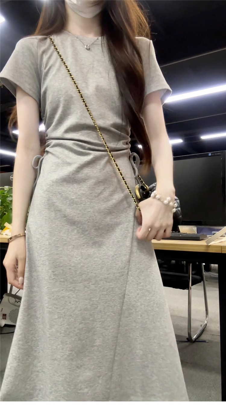 Đầm suông nữ midi tay ngắn màu xám nhạt phong cách thanh lịch — màu xám nhạt chi tiết 2
