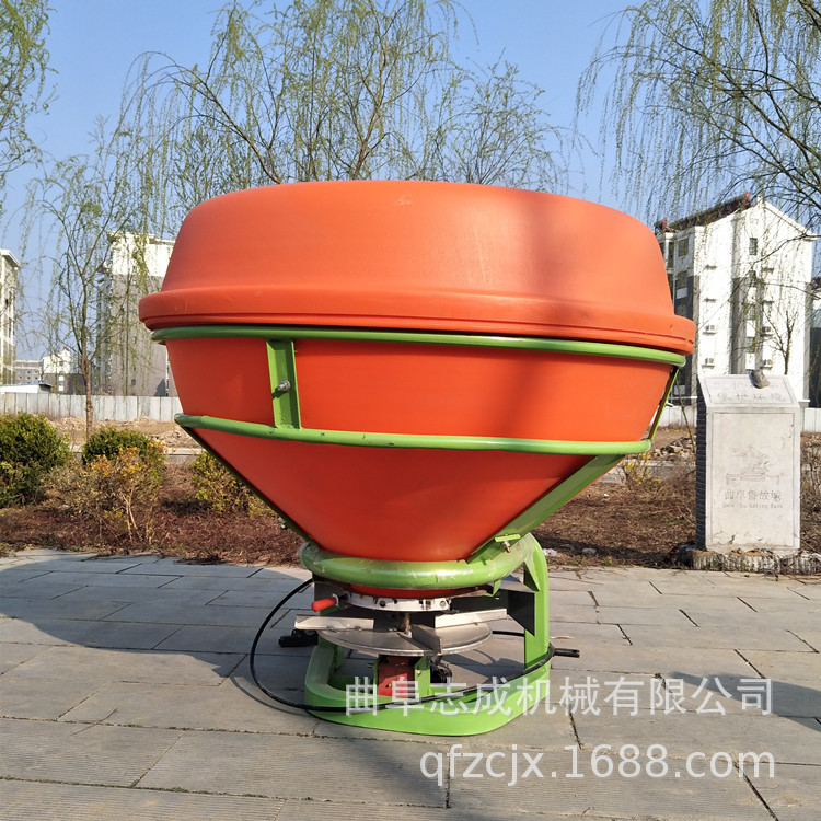农用四轮车后置撒肥机 后输出轴传动撒肥机 农用自动撒化肥机志成