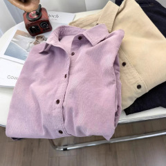 レトロなコーデュロイのシャツの女性のフレンチシャツのコートのゆったりとしたカジュアルなカバーの中に長袖の韓国の上着を着ます。