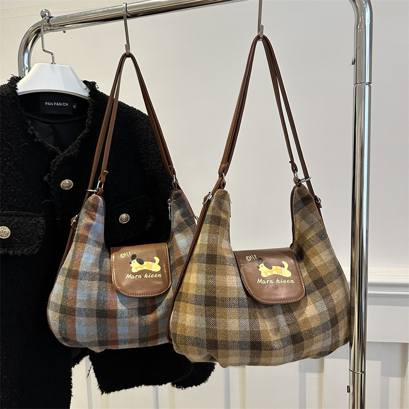 Bolsa de brazo coreana de gran capacidad de mujer retro 2024 nuevo nicho Zhong tote bolsa personalidad mochila casual