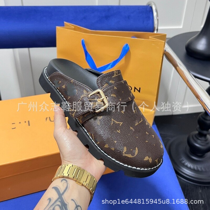 In-Stock Supply of Export-Friendly Couple's Versatile Slippers, Classic Monogram Letter Flat Slip-On Clogs, Wholesale In-Stock Supply of Export-Friendly Couple's Versatile Slippers, Classic Monogram Letter Flat Slip-On Clogs, Wholesale