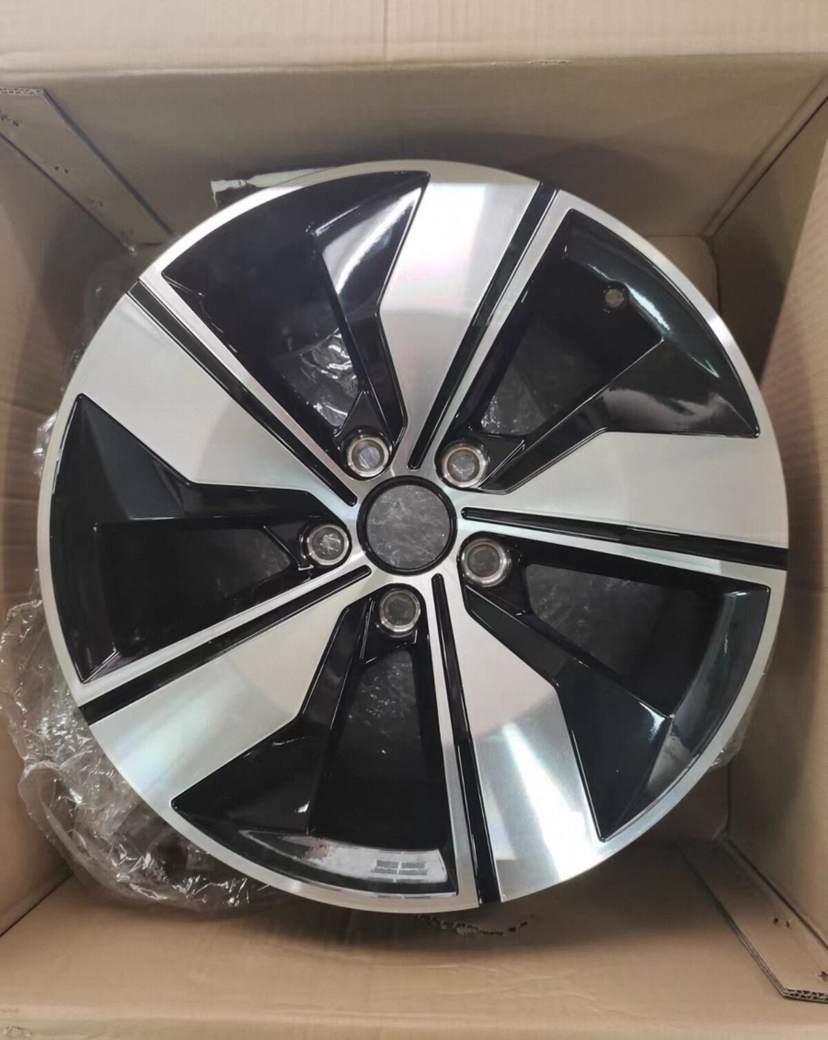Volkswagen T-Roc 17inch original factory wheels, brand new and genuine, compatible with T-Cross and Tiguan original aluminum alloy rims