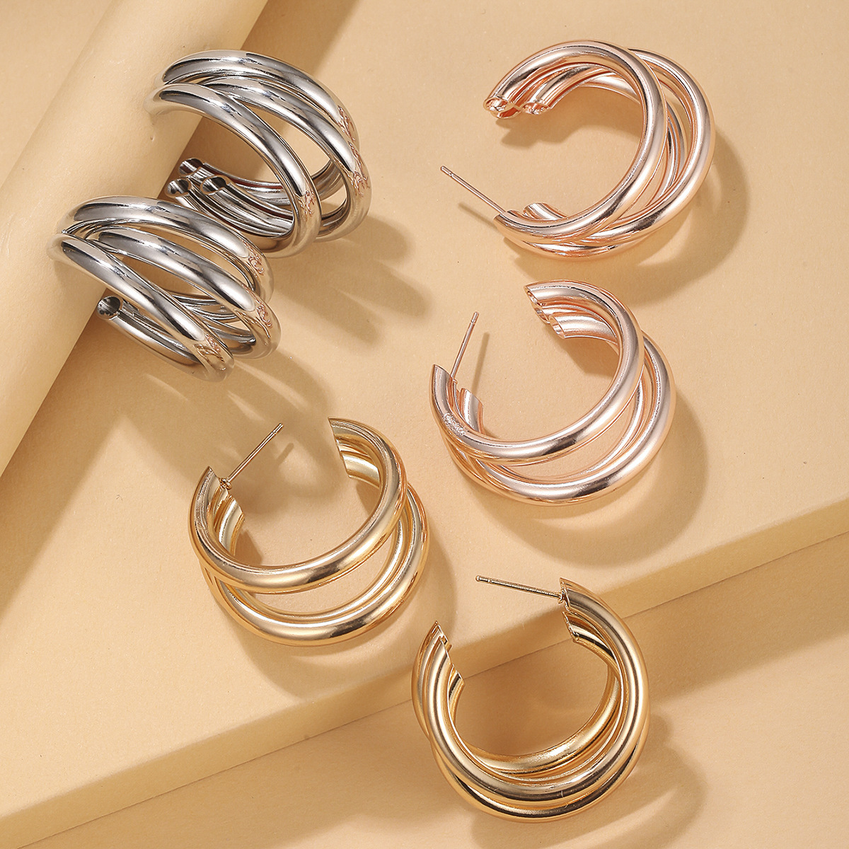  Pendientes pequeños en forma de C de múltiples capas - Estilo frío europeo/americano, ecológico, pendientes geométricos versátiles con textura de metal