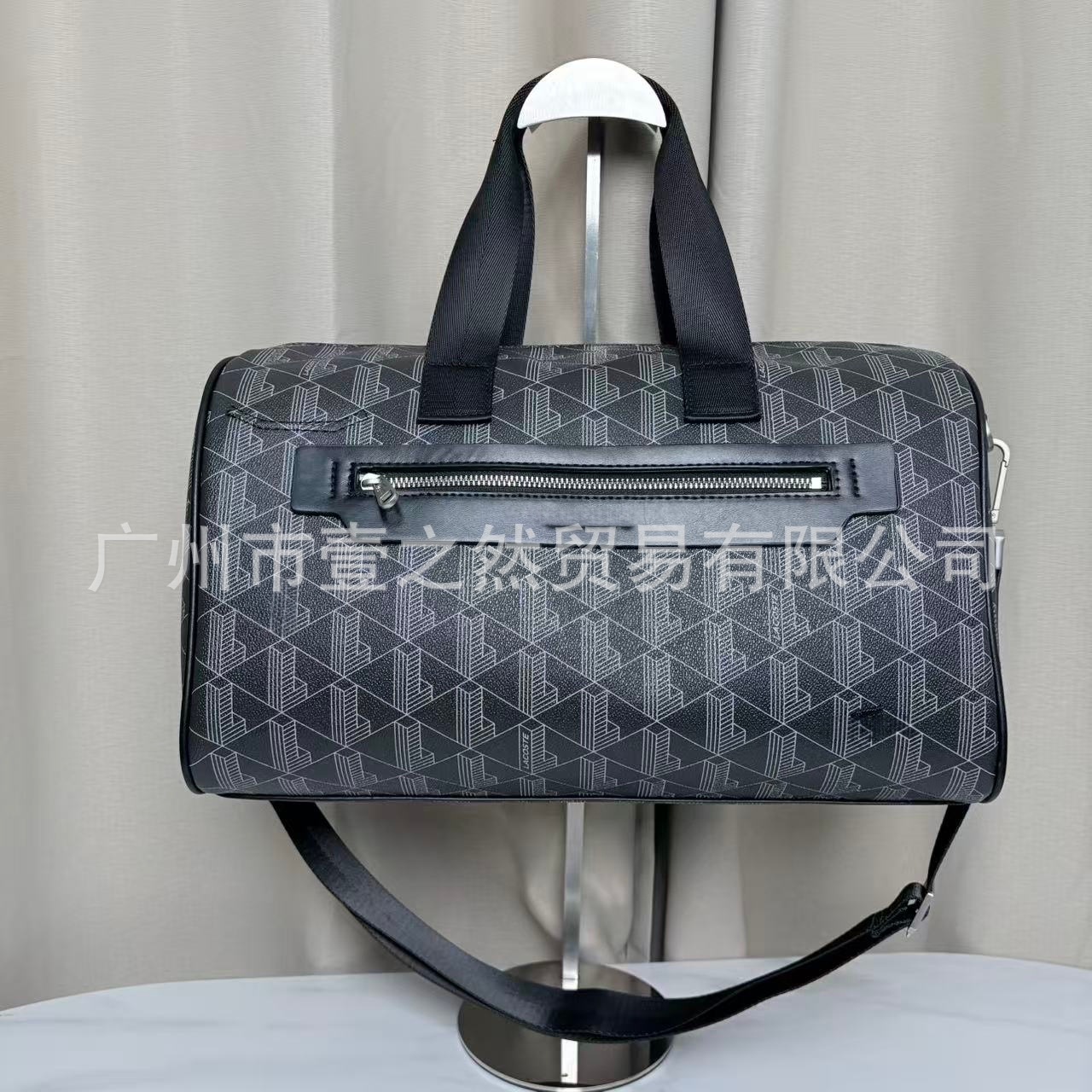Capacious travel bag