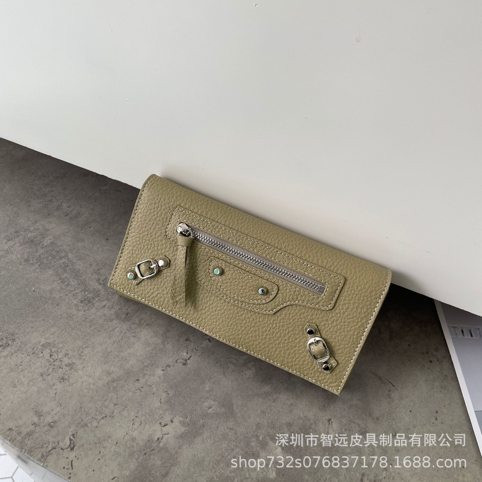 체인이 달린 올리브 그린