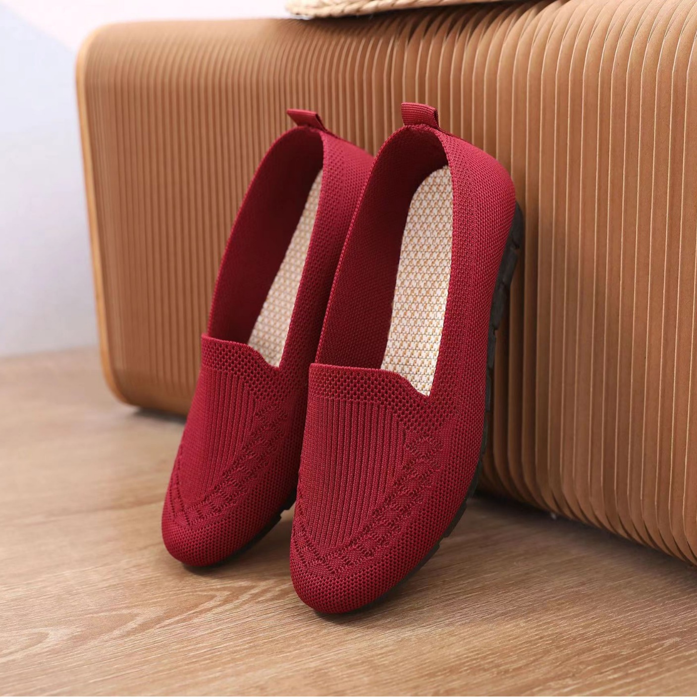 Primavera y verano nuevos zapatos de mujer zapatos de Madre de mediana edad y edad avanzada zapatos de mujer de punto transpirables zapatos casuales de estilo étnico cómodos de fondo suave al por mayor