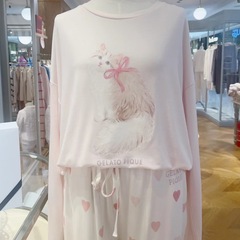 ふわふわした新しいアイスクリームのモーダルプリントの柔らかい丸首猫の長袖のズボンのパジャマの女性の家の服