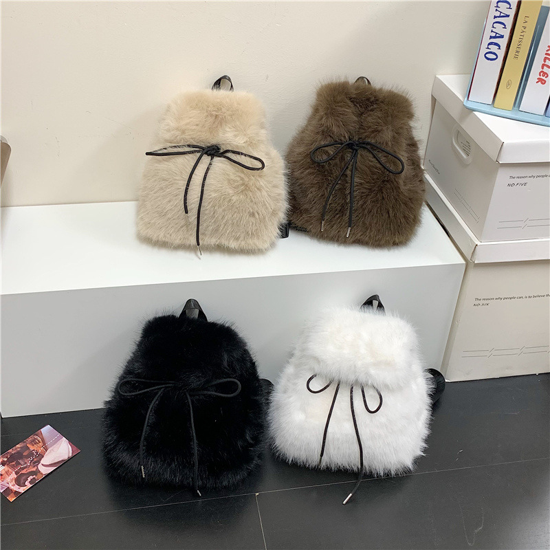 Mochila de pelúcia de color sólido para mujeres de alta calidad de moda bolsas de lana de cuerda de tracción de otoño y invierno 2025 nueva mochila de damas de comercio exterior