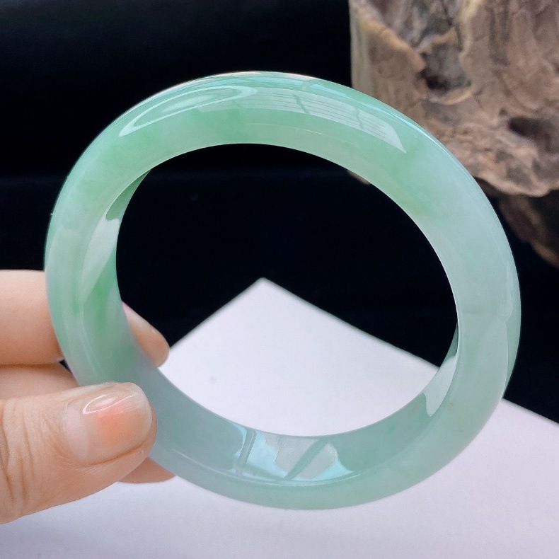 Vòng tay ngọc bích tự nhiên Myanmar cao cấp – màu xanh nhạt lam nhạt băng nhuộm chi tiết 8