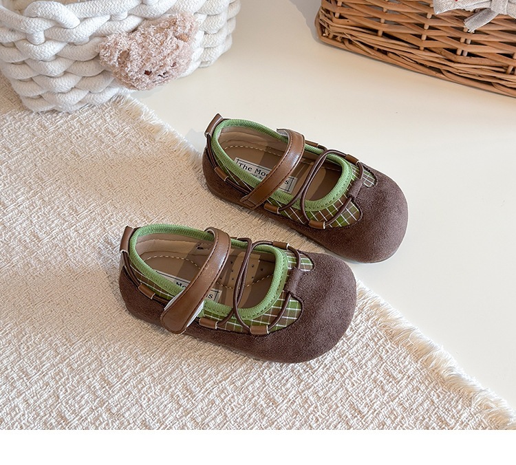 Sapatos de couro aos quadrados para menina versáteis e flexíveis_voghion.com