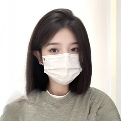 かつらの女性のショートヘアの中で1本の切り波の頭を分けます。