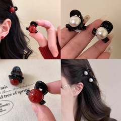 ミニ真珠の小さいつかみの頭の頂はふわふわしていて可愛いです。