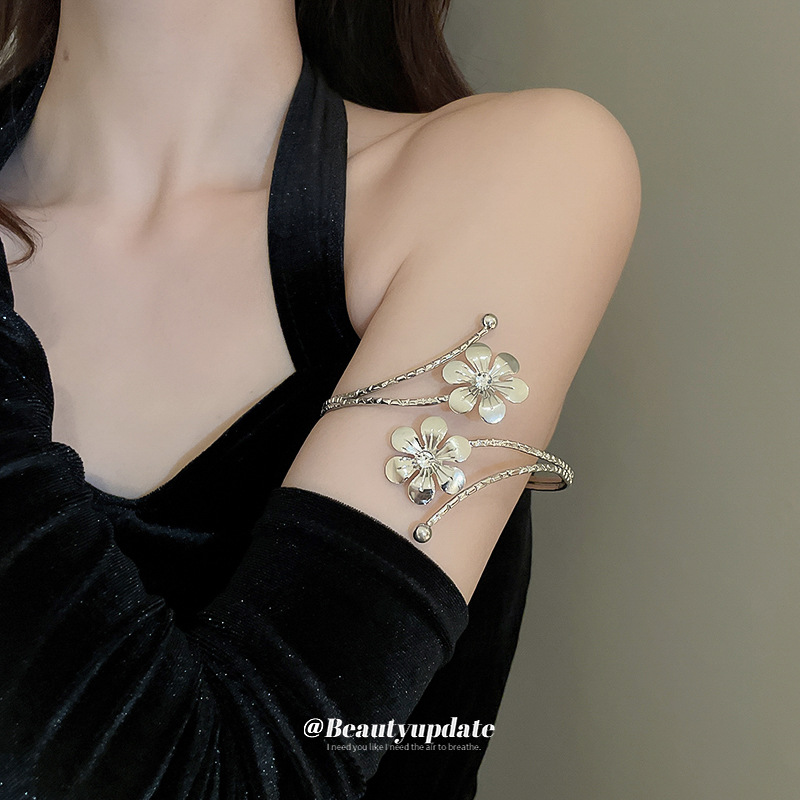 Brazalete abierto de hojas de flores de múltiples capas de viento frío, pulsera de todo fósforo de personalidad de alta gama, brazalete de estilo explosivo de lujo ligero europeo y americano