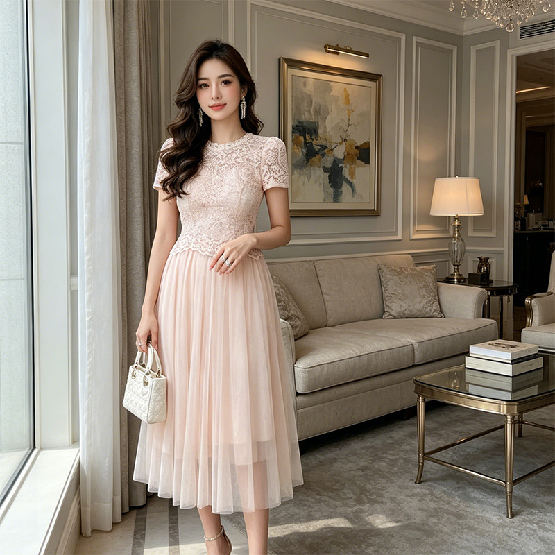 Đầm ren lưới phối cổ tròn đính đá, eo ôm nhẹ, dáng midi thanh lịch — Thịt hồng chi tiết 1