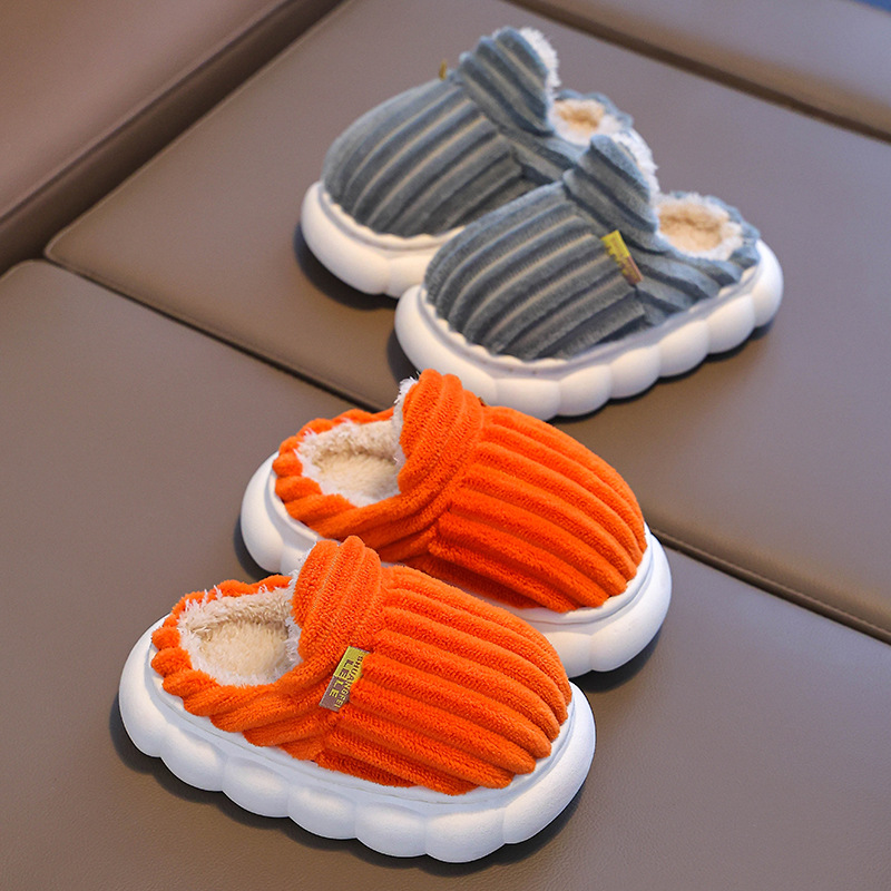 Otoño y invierno zapatillas de algodón para niños caliente interior y pelusa para niñas en el hogar padres e hijos bolsas de bebé zapatillas tacones