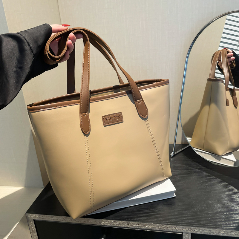 Bolsa de otoño y invierno 2024 nueva bolsa de mujer de viaje de gran capacidad, bolso de hombro de viento simple, bolso de brazo de empalme simple