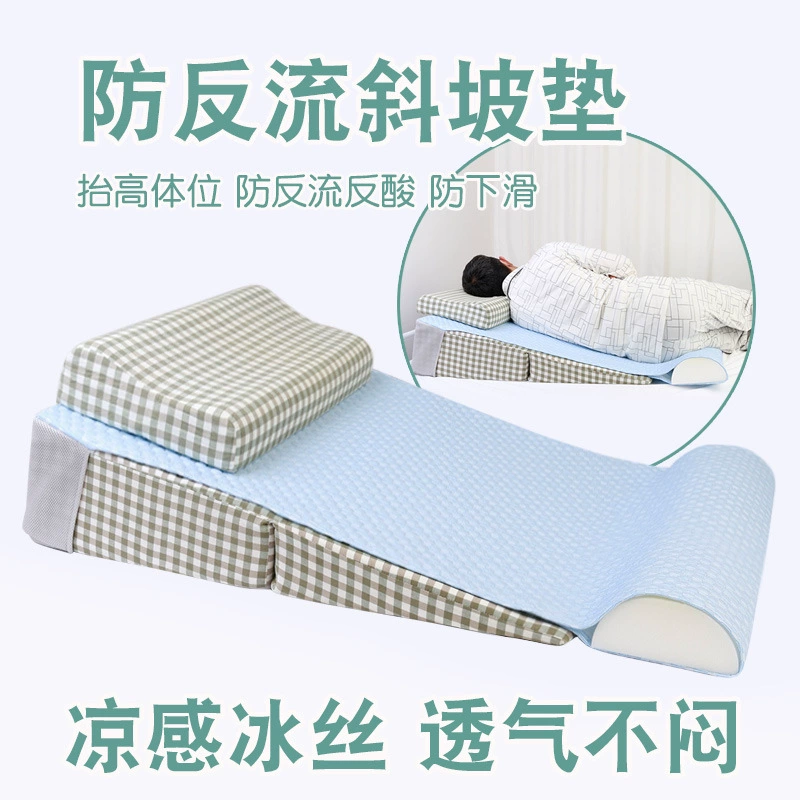 Пожилые люди лежали в постели и спали на склоне матрас желудочно-пищеводный антирефлюксный матрас