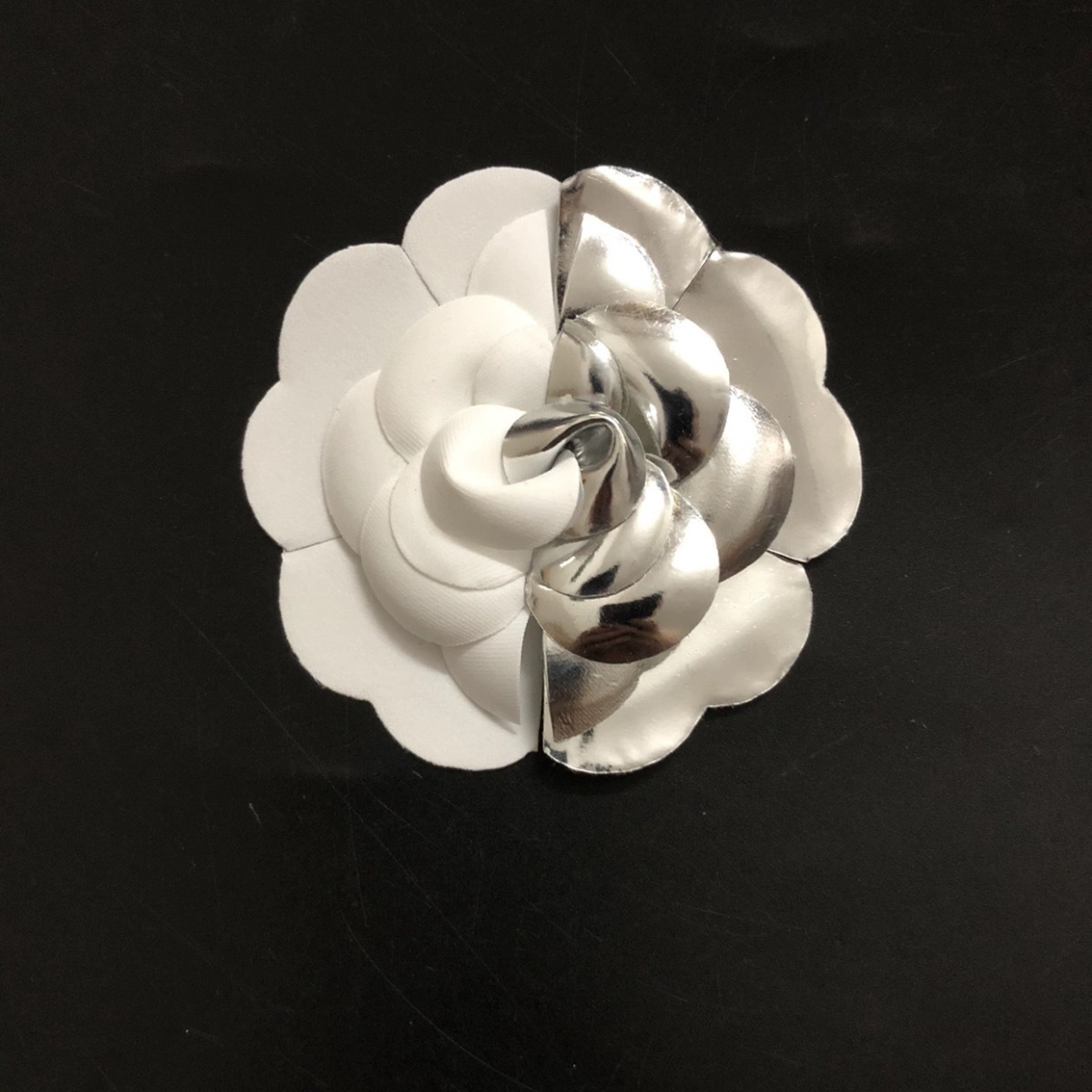 전체 7.2CM 흰 꽃 작은 향기로운 스타일 동백 꽃 보석 스티커 포장 가방 CORSAGE 머리 클립 꽃 바닥 플러스 더블 브로커 버클