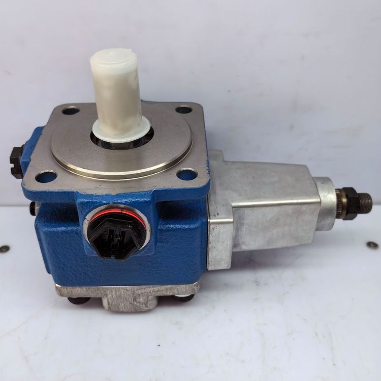 R900561857 PV7-1X/06-10RA01MA0-05 # Rexroth液压泵，全新库存