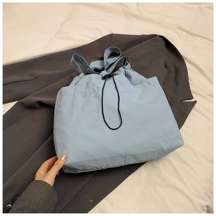 Bolsa de lona de moda simple 2024 nueva bolsa de mujer bolsa de hombro casual versátil de gran capacidad de viaje al trabajo bolso de cubo