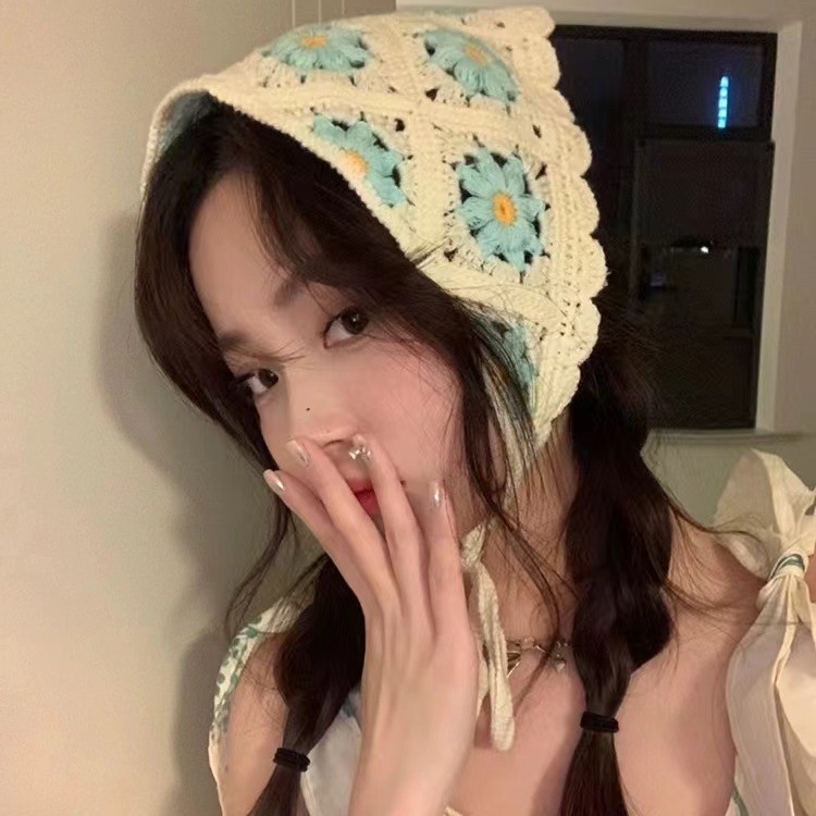 Adorable blue daisy triangle scarf headband for women, summer hair tie, bohemian pastoral style, photo-taking, influencer style head accessory