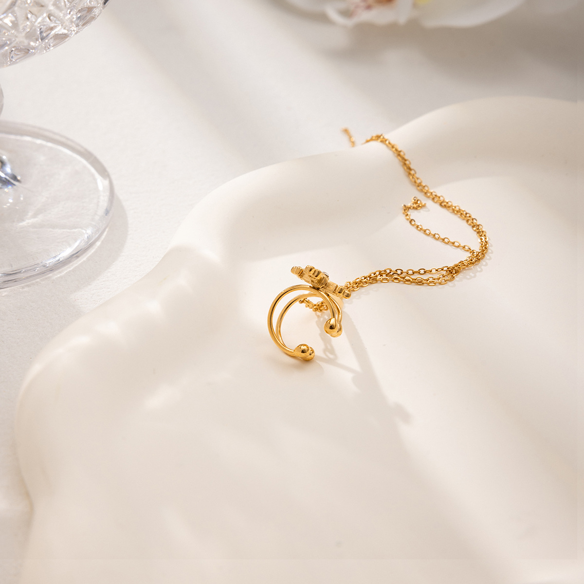 Wanxing Europa y América cruzada galvanizado línea simple agujero auriculares de acero inoxidable transfronterizo versátil no se desvanece auriculares para mujeres