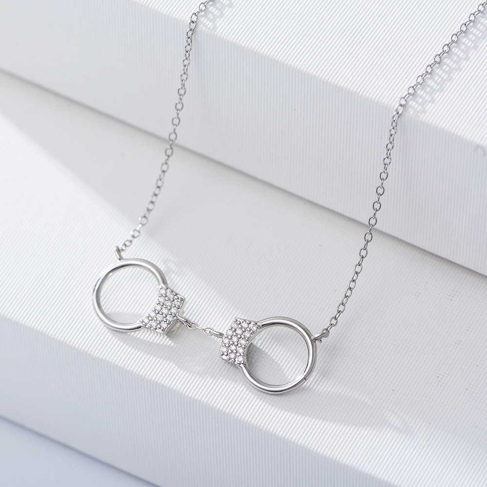 Collar de esposas incrustadas en diamantes de plata esterlina s925 para mujeres europeas y americanas retro internet celebridad ins moda hip hop estilo frío colgante cadena de clavícula